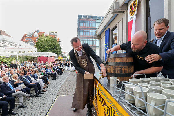 Auf dem Bild ist der damalige Oberbürgermeister Thilo Rentschler beim Fassanstich zu sehen.