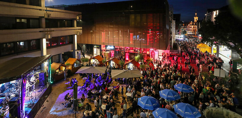 Auf dem Bild ist der mit Menschen gefüllte Marktplatz vor dem Aalener Rathaus zu sehen.