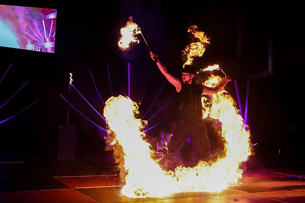 Auf dem Bild ist ein Künstler bei seiner Feuershow zu sehen.