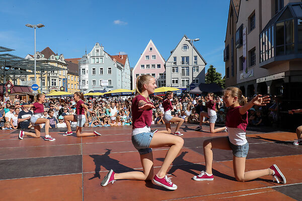 Auf dem Bild sind Mädchen zu sehen, die auf einer Bühne am Gmünder Torplatz tanzen.