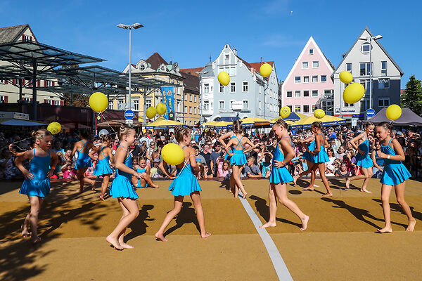 Auf dem Bild sind tanzende Mädchen auf einer Bühne am Gmünder Torplatz zu sehen.
