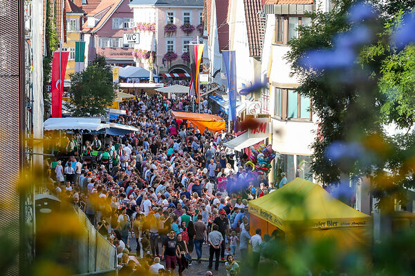 Auf dem Bild ist die mit Menschen gefüllte Innenstadt aus der Vogelperspektive zu sehen.