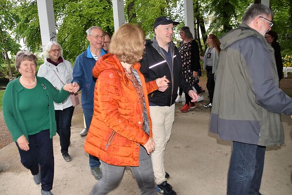 Auf dem Bild sind tanzende Menschen im Stadtgarten Aalen zu sehen.