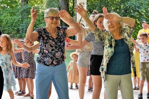 Auf dem Bild sind tanzende Menschen im Stadtgarten Aalen zu sehen.