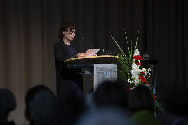Auf dem Bild ist die Schubart-Literaturpreisträgerin am Rednerpult zu sehen.