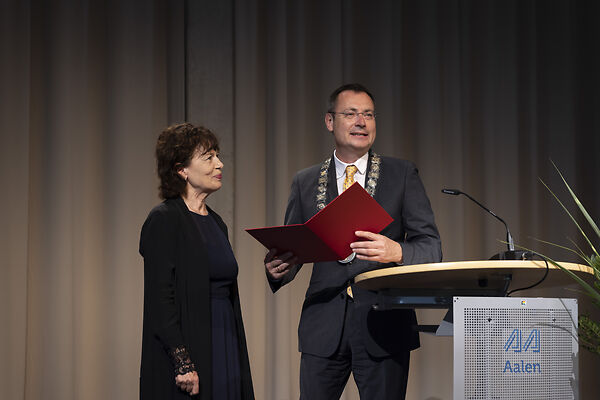 Auf dem Bild ist die Schubart-Literaturpreisträgerin und der OB a.D. zu sehen.