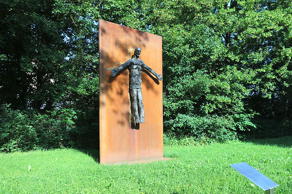 Auf dem Bild ist eine Skulptur auf dem Sieger-Köder-Weg Aalen zu sehen.