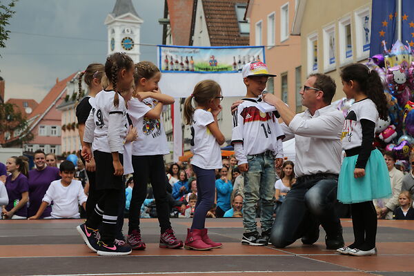 Auf dem Bild ist erster Bürgermeister Wolfgang Steidle mit einer Gruppe von Kindern zu sehen.