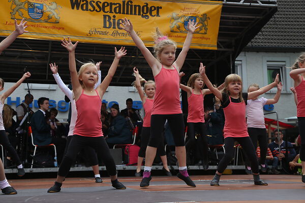 Auf dem Bild sind Kinder zu sehen, die einen Showtanz aufführen.