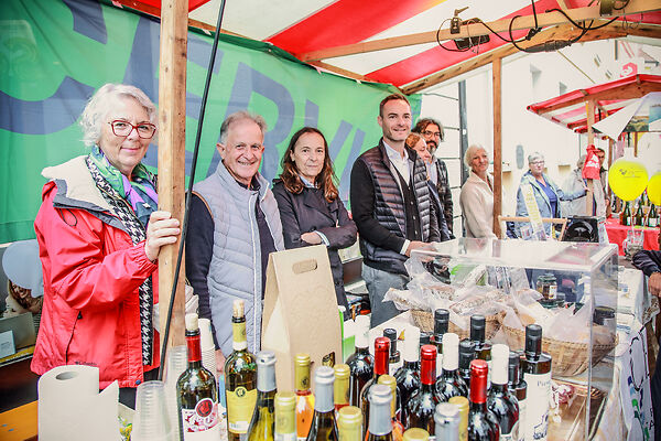 Auf dem Bild sind Menschen hinter dem Stand der Partnerstadt zu sehen.