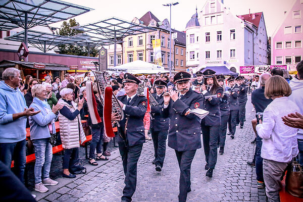 Auf dem Bild sind Musiker*innen beim Einzug zu sehen.