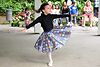 Auf dem Bild ist ein Mädchen, das Ballett tanzt zu sehen.