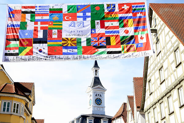 Auf dem Bild ist das Banner für das internationale Festival, das in der Innenstadt aufgehängt wurde zu sehen.