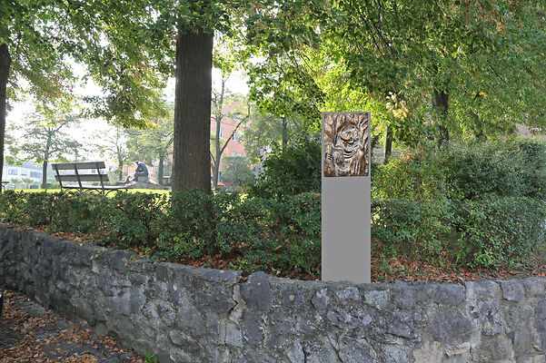 Auf dem Bild ist ein Bronzerelief auf dem Sieger-Köder-Weg in Aalen zu sehen.