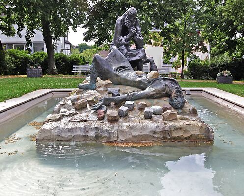 Auf dem Bild ist ein Brunnen auf dem Sieger-Köder-Weg Aalen zu sehen.