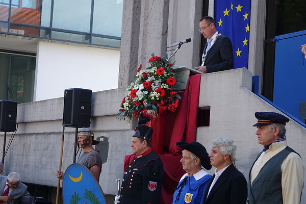 Auf dem Bild ist der damalige Oberbürgermeister Thilo Rentschler bei einer Rede vor dem Aalener Rathaus zu sehen.