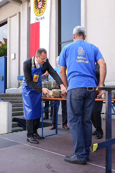 Auf dem Bild ist der damalige Oberbürgermeister Thilo Rentschler beim Bierfassanstich zu sehen.