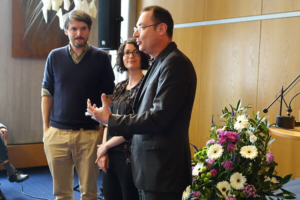 Auf dem Bild sind die beiden Schubart-Literaturpreisträger*innen mit dem damaligen Oberbürgermeister Thilo Rentschler zu sehen.