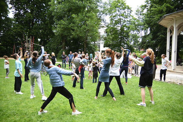 Auf dem Bild sind tanzende Menschen im Stadtgarten Aalen zu sehen.