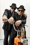 Auf dem Bild sind Die Blues Brothers zu sehen. 