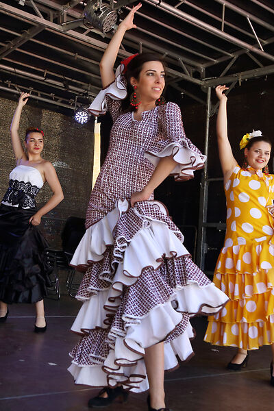 Auf dem Bild sind Flamenco-Tänzerinnen auf einer Bühne zu sehen.