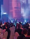 Auf dem Bild ist Publikum bei einer Gala zu sehen.