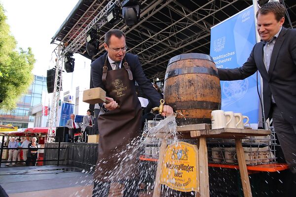 Auf dem Bild ist der damalige Oberbürgermeister Thilo Rentschler beim Bierfassanstich zu sehen.