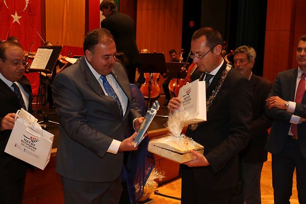 Auf dem Bild tauschen der damalige Oberbürgermeister Thilo Rentschler und ein weiterer Herr Geschenke aus.
