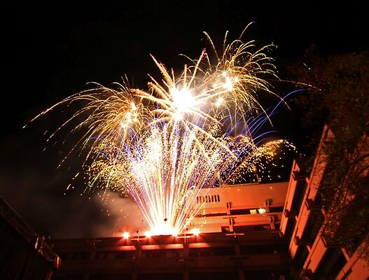Auf dem Bild ist ein Feuerwerk zu sehen, das auf dem Balkon des Aalener Rathauses gezündet wurde.