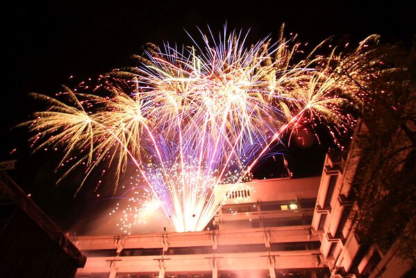 Auf dem Bild ist ein Feuerwerk zu sehen, das auf dem Balkon des Aalener Rathauses gezündet wurde.