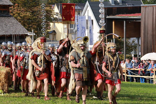 Auf dem Bild ist eine Nachahmung römischer Truppenübungen zu sehen.