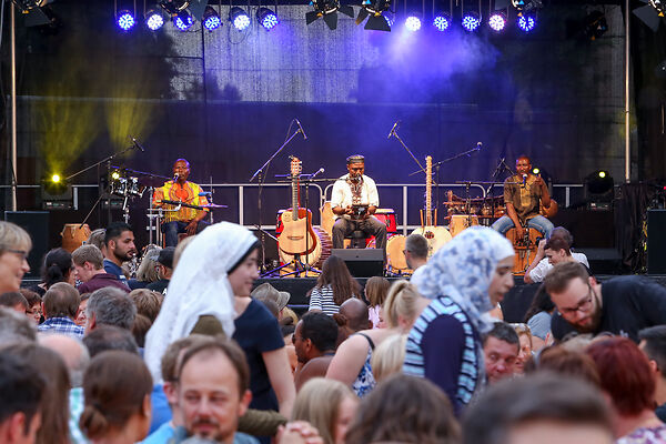 Auf dem Bild ist eine Band zu sehen, die auf einer Bühne auftritt.