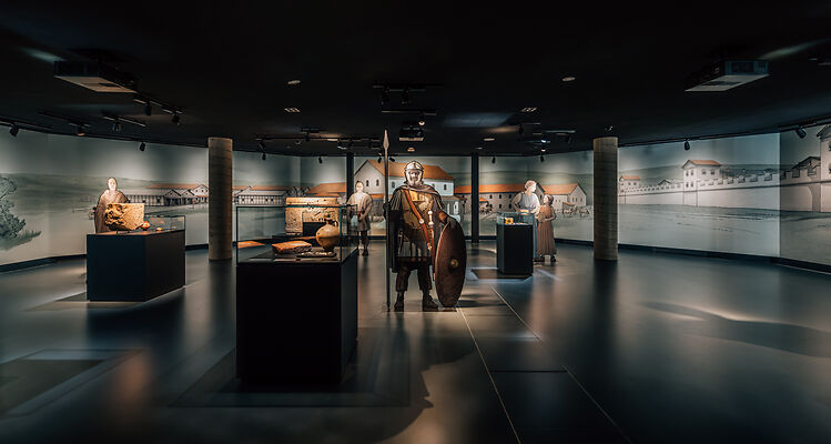 Auf dem Bild ist ein Ausstellungsraum im Limesmuseum Aalen zu sehen.