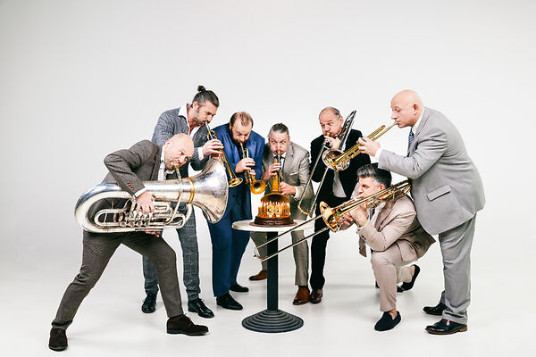 Auf dem Bild ist die Gruppe Mnozil Brass zu sehen. 