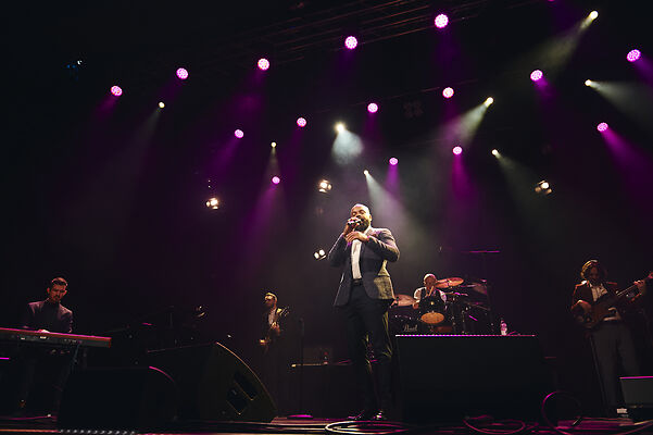 Auf dem Bild ist die Band Myles Sanko auf dem Aalener Jazzfest zu sehen.