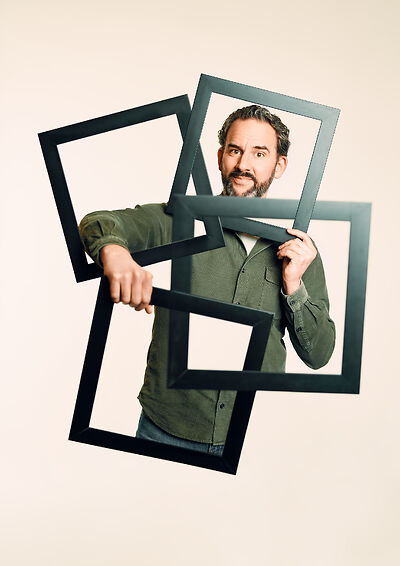 Auf dem Bild ist der Kabarettist Philipp Scharrenberg zu sehen.