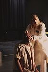 Auf dem Bild sind zwei Schauspieler*innen und Sänger*innen bei Woyzeck zu sehen. 