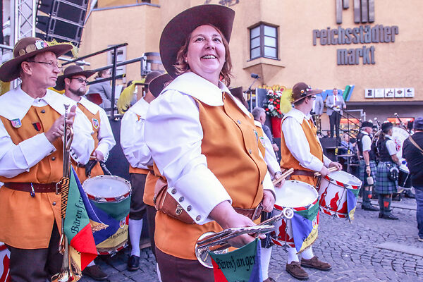 Auf dem Bild sind Musiker*innen in Tracht zu sehen.