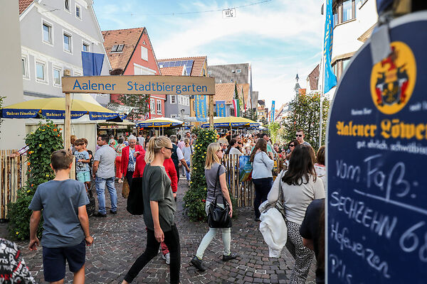 Auf dem Bild sind einige Menschen am Aalener Stadtbiergarten auf den Reichsstädter Tagen zu sehen.