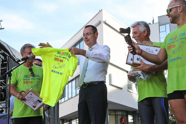 Auf dem Bild ist der damalige Oberbürgermeister Thilo Rentschler zu sehen, der ein gelbes T-Shirt in der Hand hält.