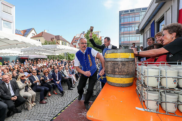 Auf dem Bild ist der damalige Oberbürgermeister Thilo Rentschler beim Fassanstich zu sehen.