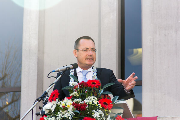 Auf dem Bild ist der damalige Oberbürgermeister Thilo Rentschler bei einer Rede zu sehen.