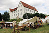 Auf dem Bild ist das Schloss Wasseralfingen sowie Stände des Mittelaltermarkts zu sehen