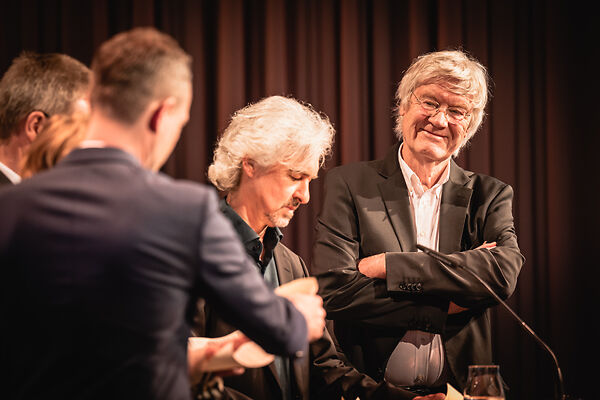 Auf dem Bild sind Herr Kister und Herr Kienzle, Jurymitglieder des Schubart-Literaturpreis 2023 zu sehen.