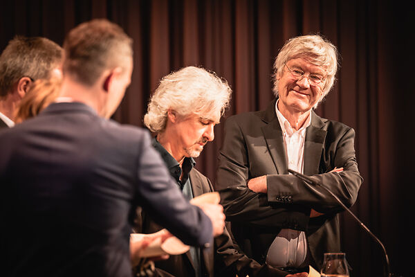 Auf dem Bild sind Herr Kister und Herr Kienzle, Jurymitglieder des Schubart-Literaturpreis 2023 zu sehen.