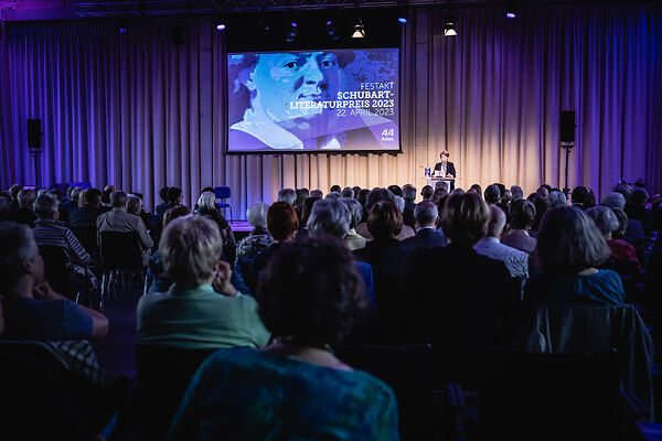 Auf dem Bild ist Publikum von hinten bei der Verleihung des Schubart-Literaturpreis 2023 zu sehen.