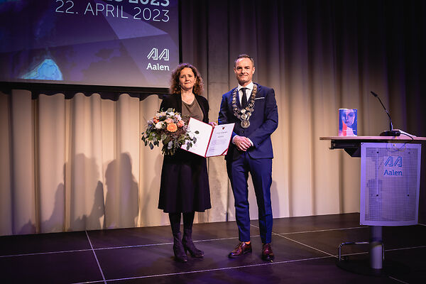 Auf dem Bild ist OB Brütting mit Julia Schoch bei der Schubart-Literaturpreisverleihung 2023 in Aalen zu sehen.
