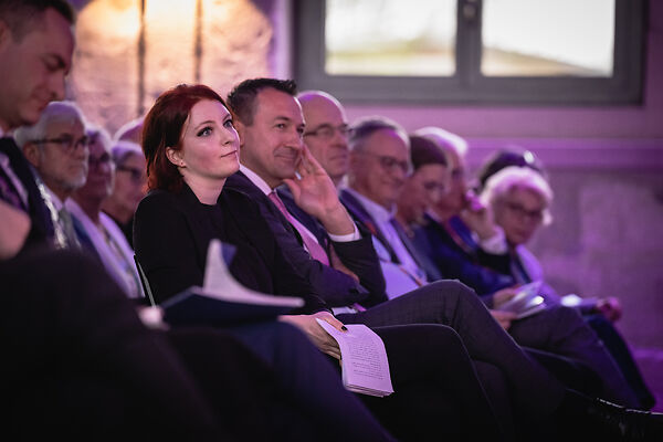 Auf dem Bild ist die Schubart-Förderpreisträgerin 2023 Slata Roschl und dem Vorstandsvorsitzendes der Kreissparkasse Ostlab Markus Frei zu sehen.