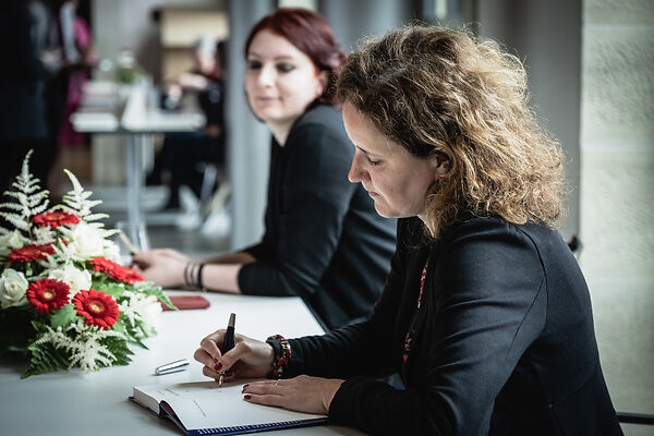 Auf dem Bild sind die Schubart-Literaturpreisträgerinnen Julia Schoch und Slata Roschal bei der Matinee in Aalenzu sehen.