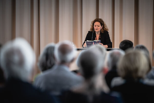 Auf dem Bild ist die Schubart-Literaturpreisträgerin 2023 Julia Schoch zu sehen. 